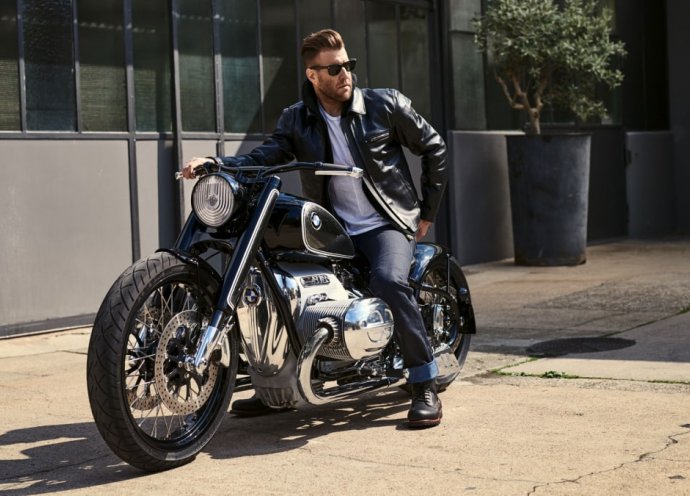 Motorrijder op Concept R18